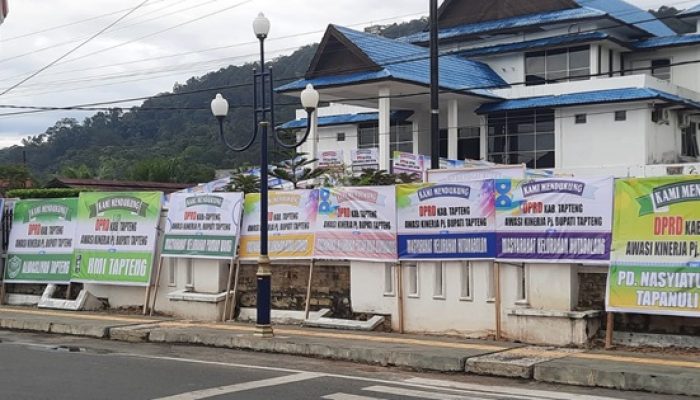 Papan Bunga Dukungan Rakyat Untuk DPRD Tapteng Betabur di Gedung DPRD