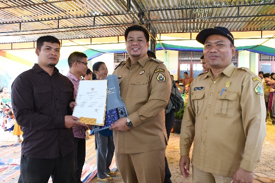 Bupati Samosir Lanjutkan Pelayanan Program Bunga Desa ke Desa Hutaginjang dan Desa Sigaol Marbun