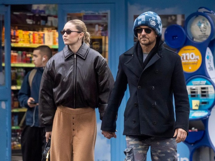 Gigi Hadid dan Bradley Cooper Terlihat Mesra di Jalan Kota London