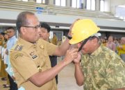 Para Pejuang Kebersihan DLH Tapteng Terima Pakaian Lapangan dan Alat Kebersihan