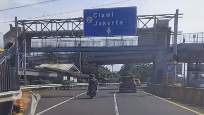 Motor Melintas di Tol Jagorawi Setelah Tersasar Mengikuti Aplikasi Peta