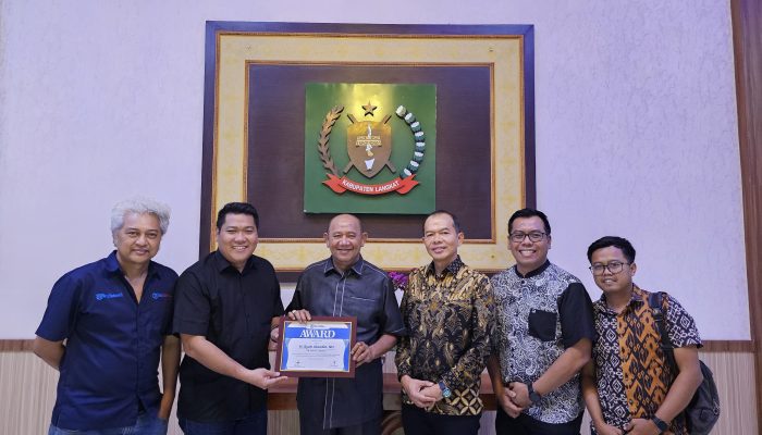 Plt Bupati Langkat H Syah Afandin Dianugerahi Penghargaan dari Media