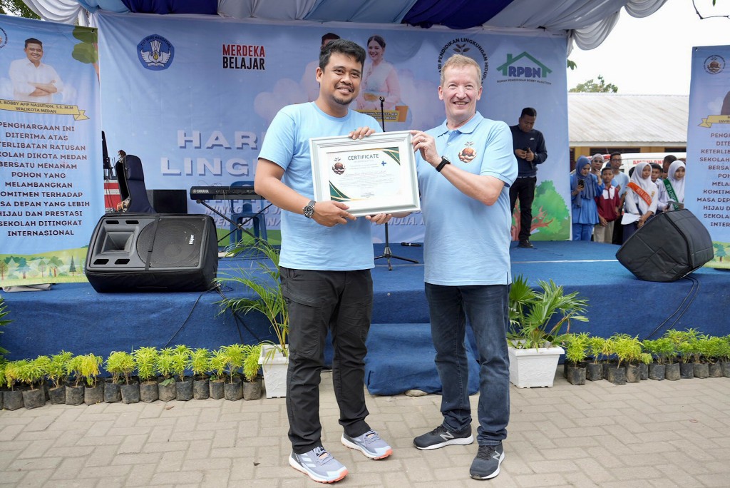 Wali Kota Medan, Bobby Nasution, Dianugerahi Gelar Pelopor Peduli Lingkungan Hidup oleh Plant and Care for Peace Finlandia