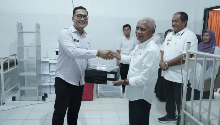 Bupati Asahan dan Wakil Bupati Serahkan Alat Kesehatan di Puskesmas Aek Songsongan