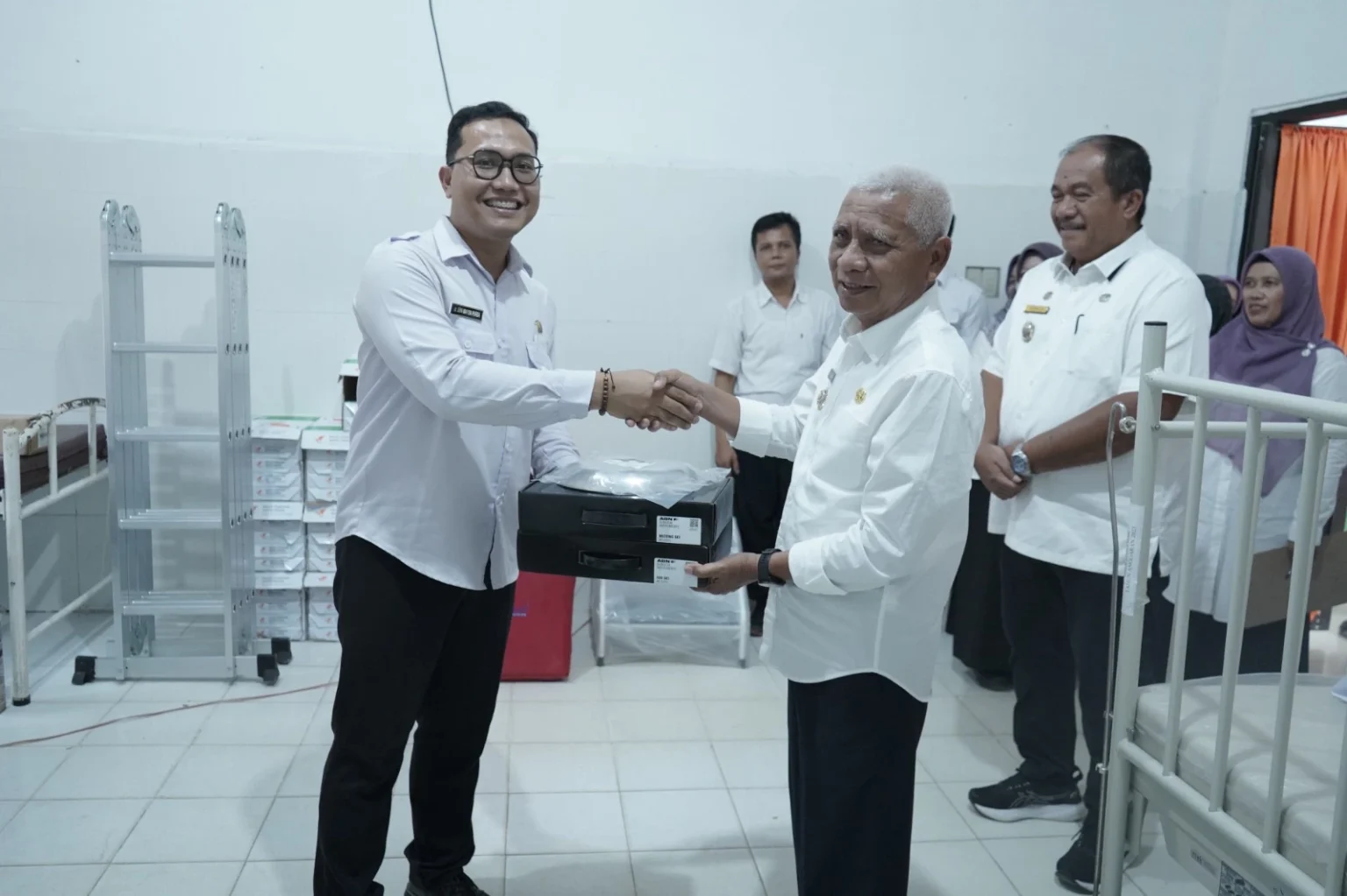Bupati Asahan dan Wakil Bupati Serahkan Alat Kesehatan di Puskesmas Aek Songsongan