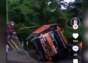 Viral Masyarakat Andam Dewi Tapteng Berhasil Menarik Truk Bertonase Puluhan Ton yang Terguling