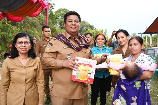 Bupati Samosir Bagikan Bantuan Pupuk Organik Gratis dan Tingkatkan Akses Kesehatan