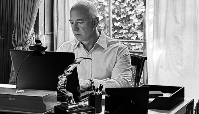 Jeff Bezos Masih Gunakan Meja Kerja Awal Amazon di Hari Pertama