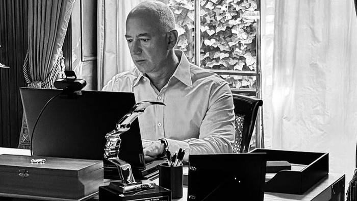 Jeff Bezos Masih Gunakan Meja Kerja Awal Amazon di Hari Pertama