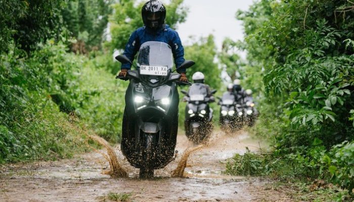 Tips Berkendara Aman di Musim Hujan Menurut Yamaha Riding Academy