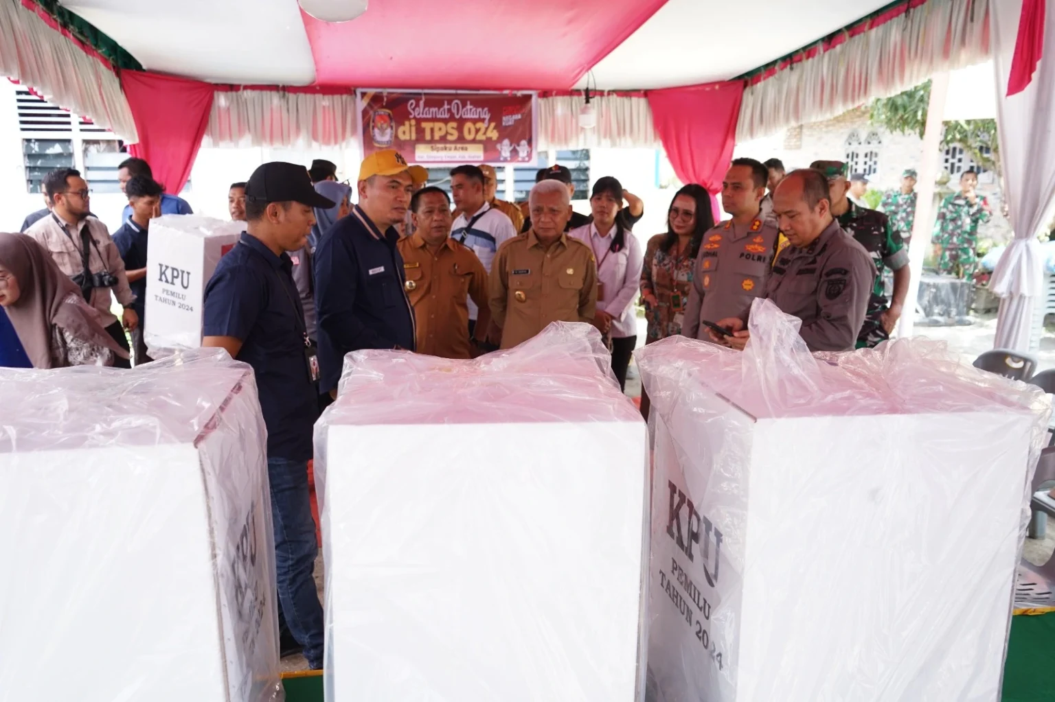 Bupati Asahan Tinjau Pendistribusian Logistik Pemilu 2024 di Kecamatan Simpang Empat