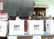Pj Bupati Tapteng dan Ketua TP PKK Nyoblos di TPS 1 Sibuluan Baru Pandan