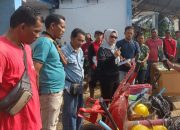 Targetkan PAD Rp 500 Juta, DLH Tapteng Bagikan Peralatan Kebersihan Kepada Petugas Sampah