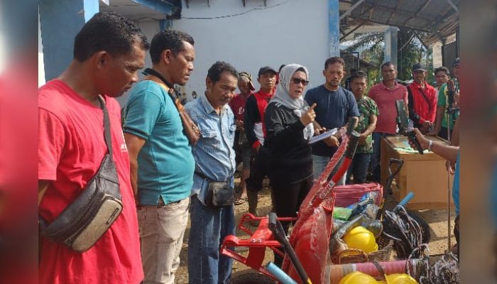 Targetkan PAD Rp 500 Juta, DLH Tapteng Bagikan Peralatan Kebersihan Kepada Petugas Sampah