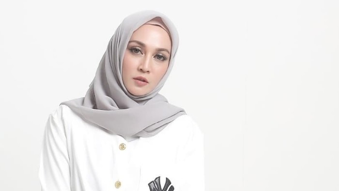 Artis Dina Lorenza, Merindukan Dunia Hiburan, Sukses Jadi Anggota Legislatif