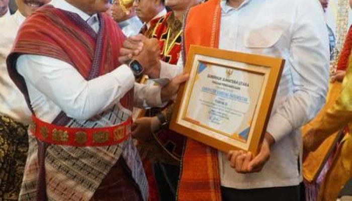 Bupati Humbahas Hadiri Musrenbang RKPD 2025 Sumut dalam Balutan Pakaian Adat Batak Toba