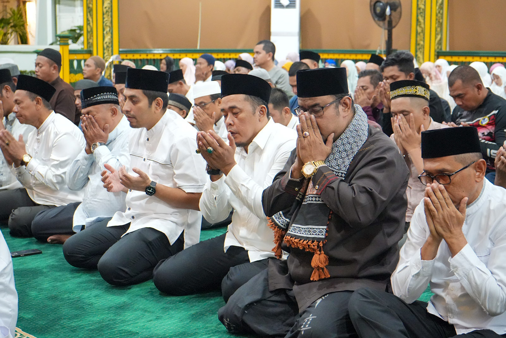 Jajaran Pegawai Pemko Medan Sambut Malam Keenam Ramadan dengan Salat Tarawih Berjamaah