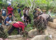 Semangat Gotong Royong Warga Bersama Polres Sibolga Bersihkan Pemakaman Umum Jelang Ramadhan