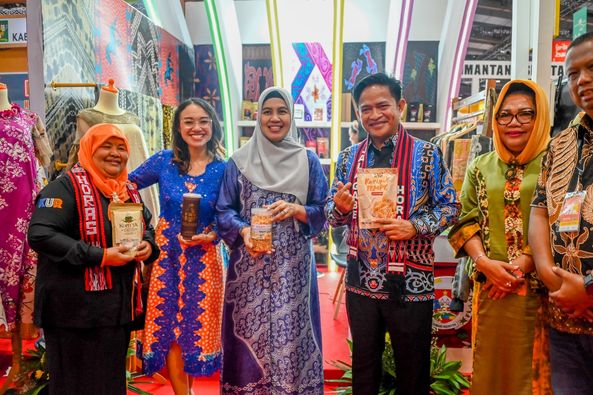 Pj Gubsu Kunjungi Stan Pameran Dekranasda Humbahas di Inacraft 2024