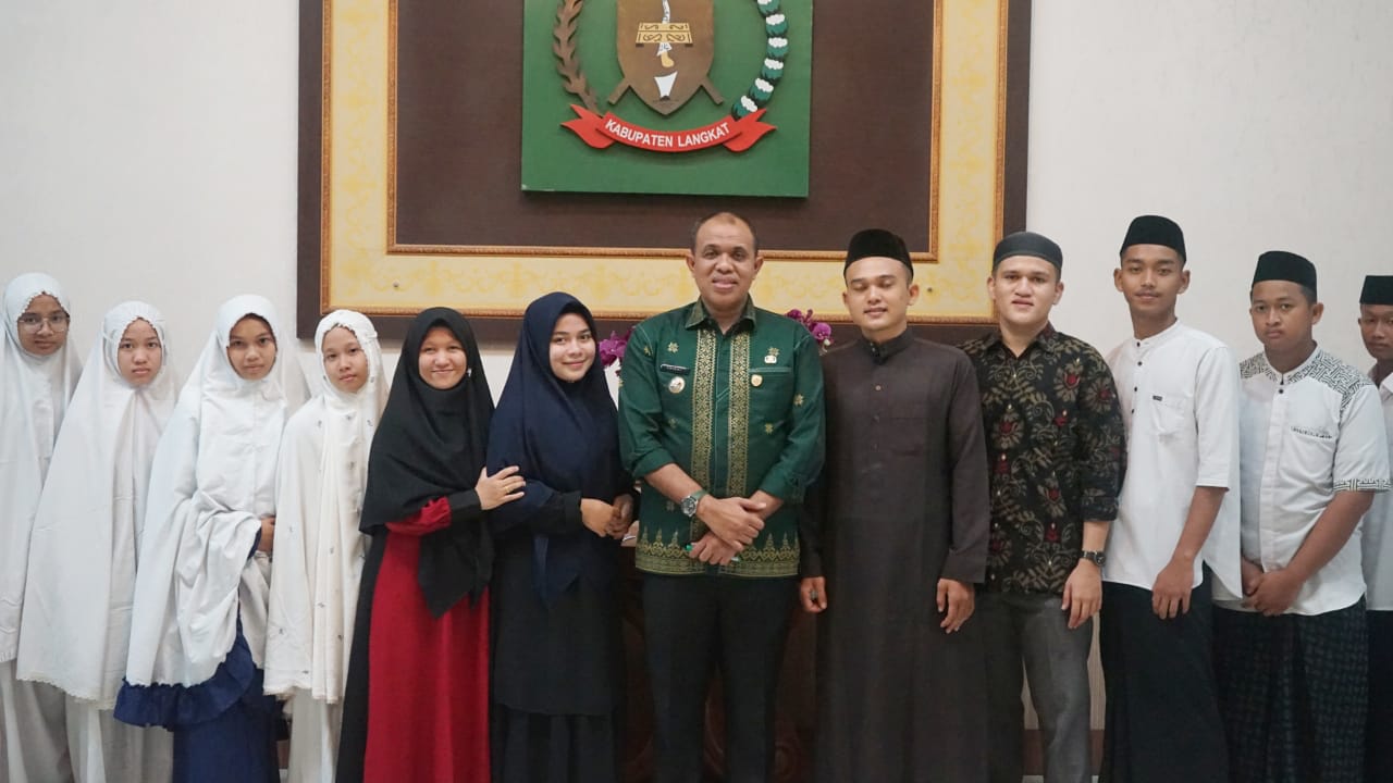 Pj. Bupati Langkat Buka Puasa Bersama dan Sholat Maghrib Berjamaah dengan Santri Pondok Pesantren