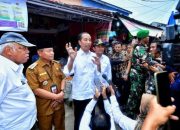 Presiden Jokowi Tinjau Pasar Kawat Tanjungbalai untuk Memastikan Ketersediaan Pangan
