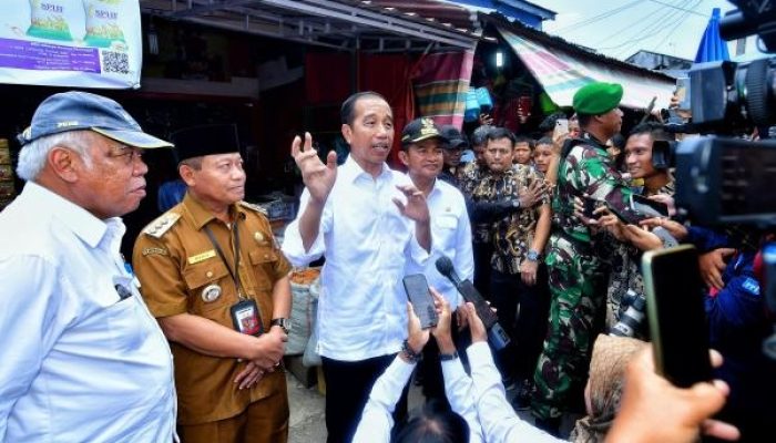 Presiden Jokowi Tinjau Pasar Kawat Tanjungbalai untuk Memastikan Ketersediaan Pangan