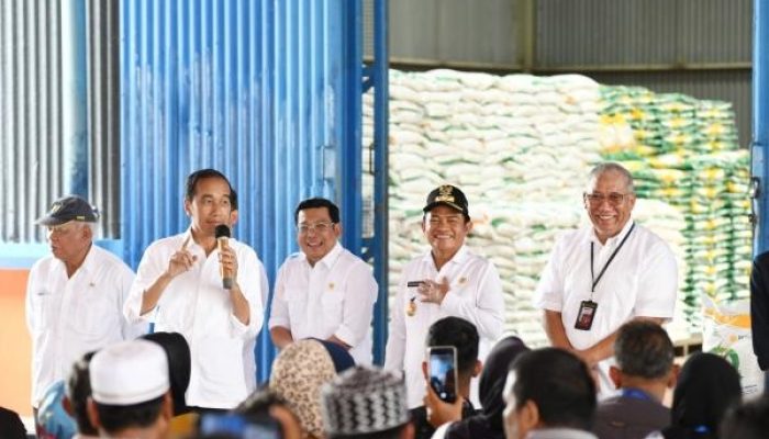 Presiden RI Joko Widodo dan Pj Gubernur Sumatera Utara Menyalurkan Bantuan Pangan di Labuhanbatu