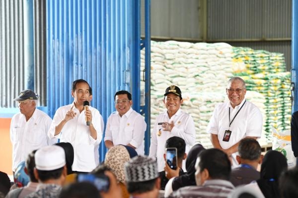 Presiden RI Joko Widodo dan Pj Gubernur Sumatera Utara Menyalurkan Bantuan Pangan di Labuhanbatu