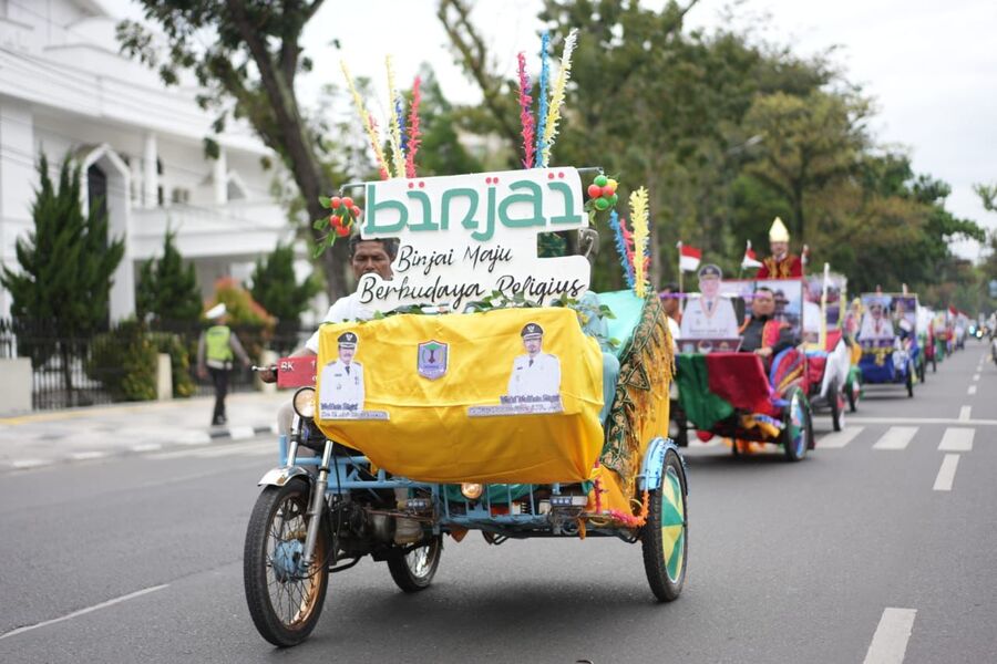 Wali Kota Binjai dan Para Pejabat Sumut Berkonvoi dengan Becak Bermotor ke Pembukaan Musrenbang RKPD 2025