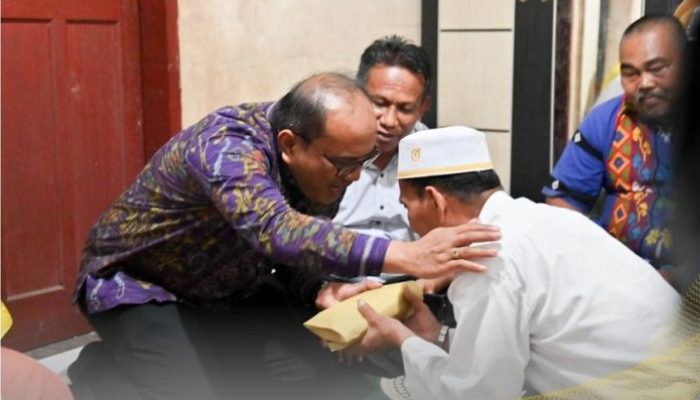 Walikota Padangsidimpuan dan Donatur Salurkan Bantuan kepada Keluarga Terdampak Musibah