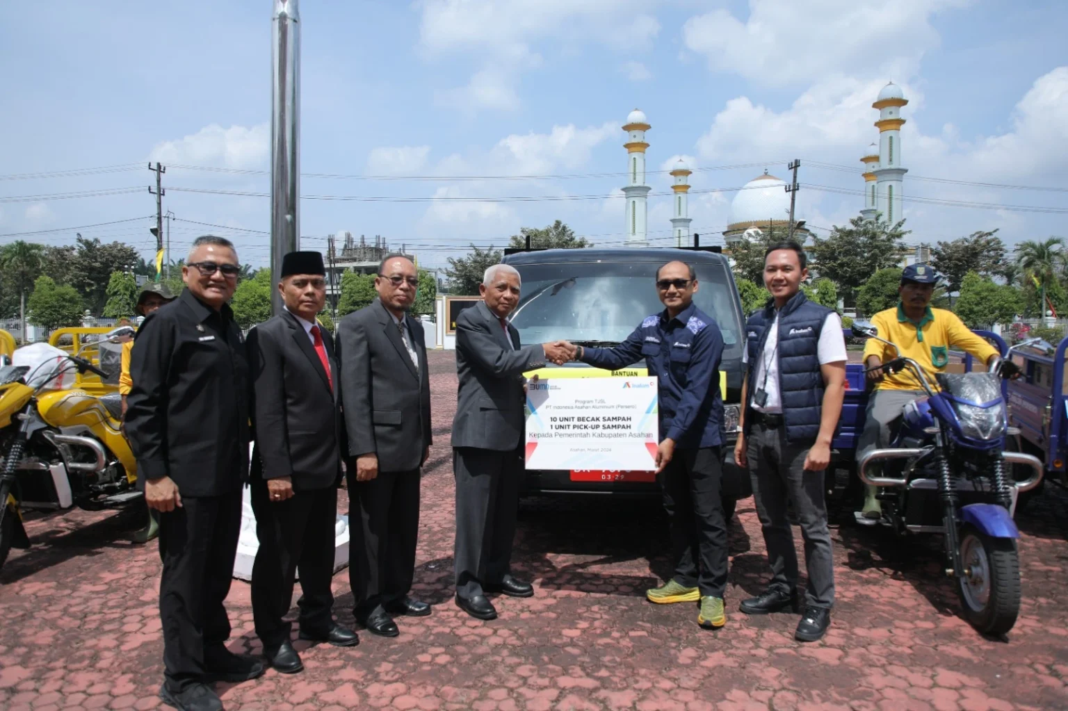 Inalum Persero Serahkan Bantuan CSR Berupa Armada Sampah untuk Kabupaten Asahan