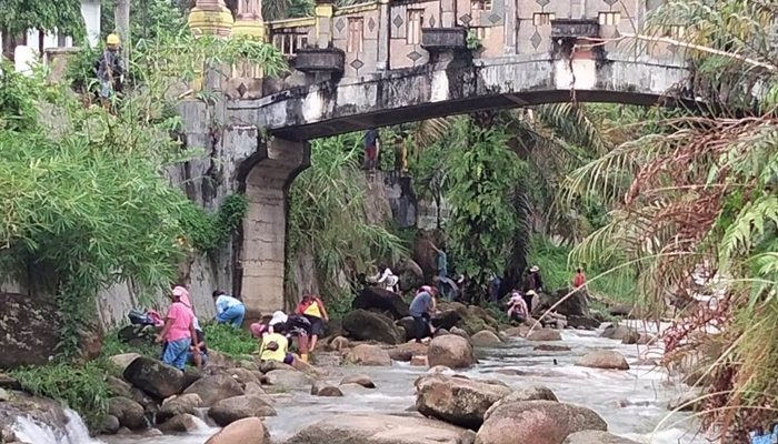 Warga Bersama Polres Sibolga Bersihkan Sungai Aek Godang dari Sampah