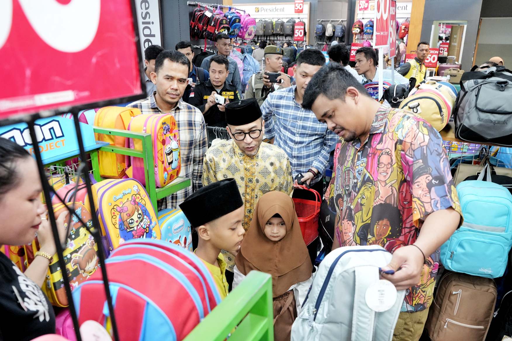 Anak Yatim Dhuafa Kota Medan Dibuat Bahagia dengan Berbelanja Baju Lebaran Bersama Wali Kota