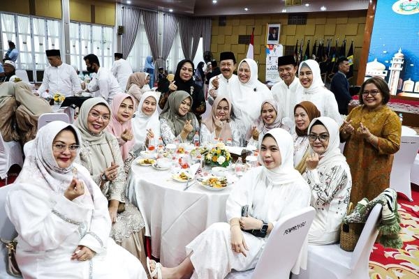 Pj Gubernur Sumut Sambut Hangat Tamu Lebaran di Rumah Dinas Gubernur