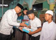 Sekda Medan Bagikan Bantuan Renovasi dan Paket Ramadan di Masjid Jami’ Al Fajar