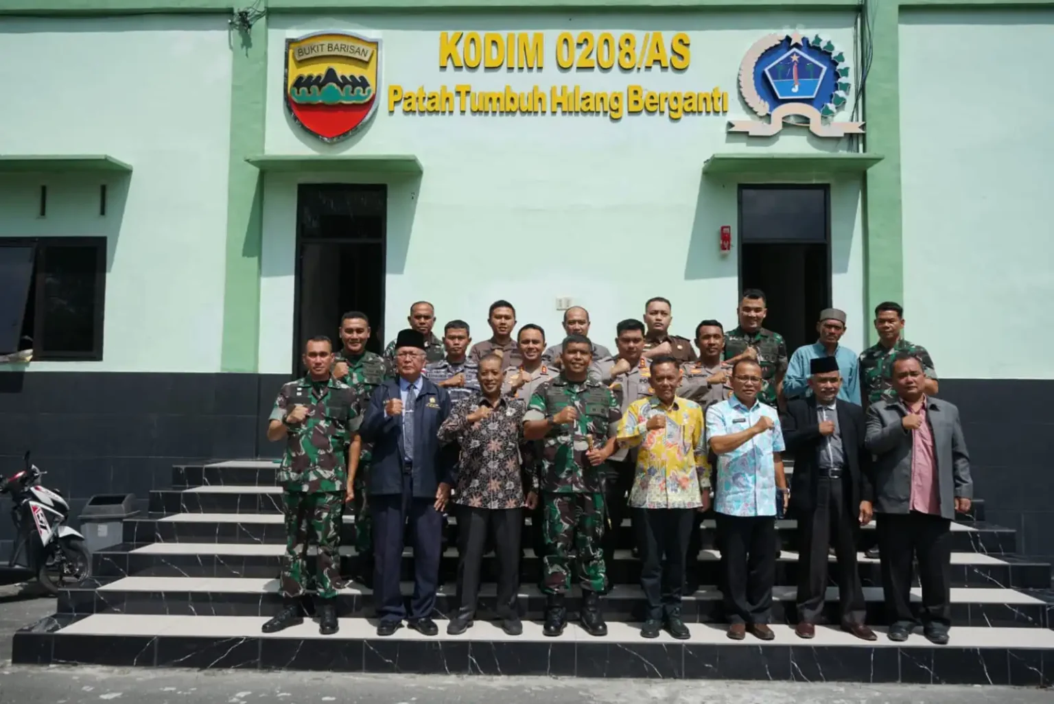 Bupati Asahan Wakili Penyerahan Plakat kepada Danrem 022/Pantai Timur: Ungkapkan Kebanggaan atas Sinergi Pembangunan