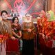 Ibu Negara Iriana Joko Widodo Kunjungi Stan Kerajinan Sumatera Utara di Dekranas Expo 2024