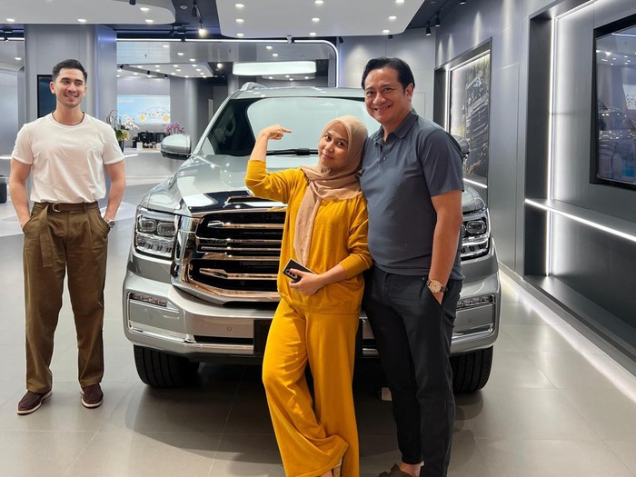 Verrell Bramasta Hadiahi Ibu Sambung Mobil Mewah Senilai Rp 1,2 Miliar