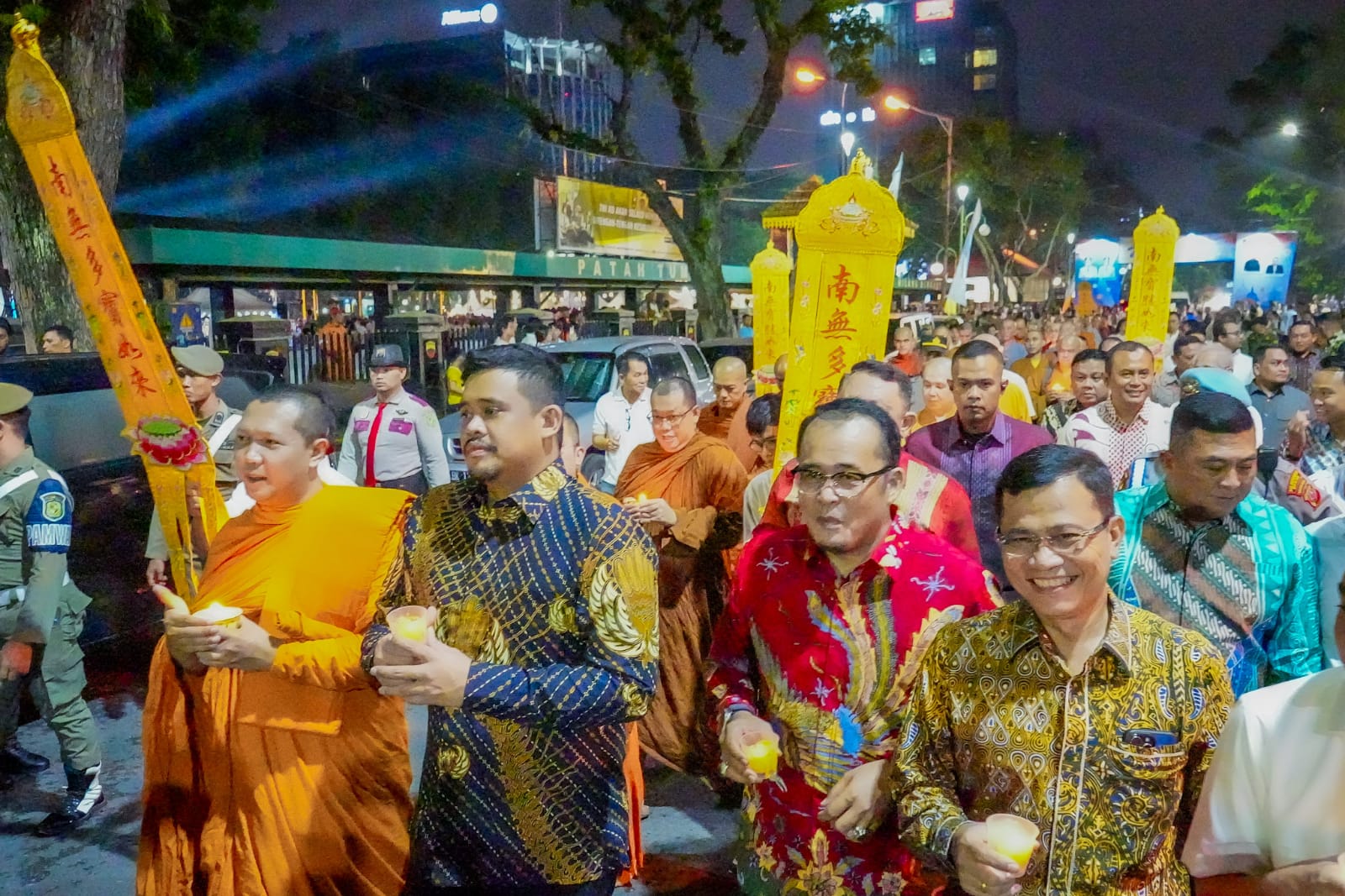 Wali Kota Bobby Nasution Berpartisipasi dalam Pawai Lilin Bersama Umat Buddha di Medan