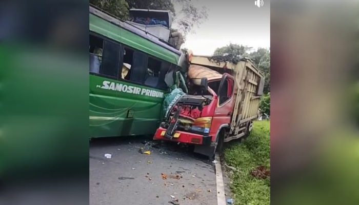 BREAKING NEWS: Truk Colt Diesel Laga Kambing dengan Bus Sampri di Tapteng Sopir Sama-sama Terjepit