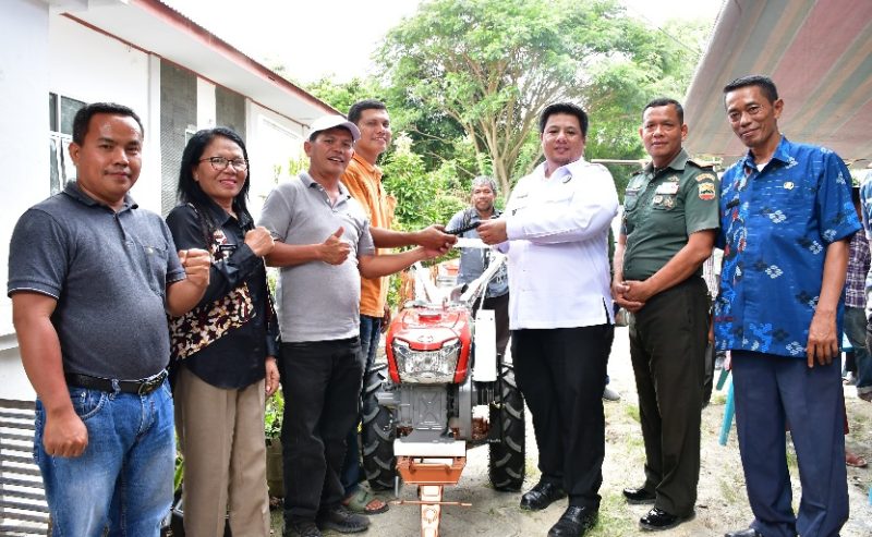 Bupati Samosir Serahkan Bantuan Pupuk Organik dan Alsintan untuk Petani
