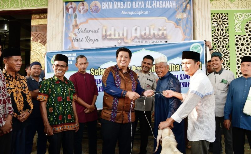 Bupati Samosir Serahkan Hewan Qurban untuk Umat Muslim Menyambut Idul Adha 1445 H