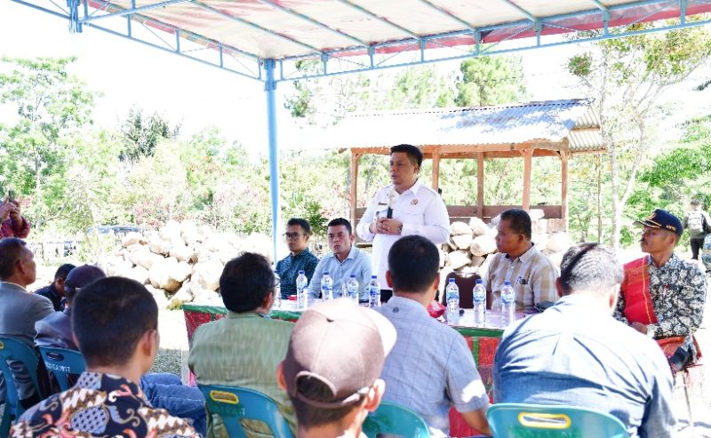 Peletakan Batu Pertama Pembangunan Kantor Desa Paraduan oleh Bupati Samosir Vandiko T. Gultom