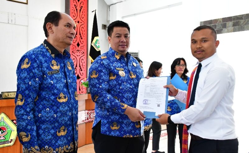 Bupati Samosir Vandiko Timotius Gultom, ST Serahkan SK Pengangkatan kepada 54 PPPK Guru Formasi Tahun Anggaran 2023