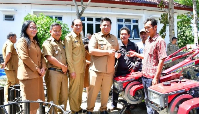 Bupati Samosir Serahkan Bantuan Alsintan Pra Panen kepada 15 Kelompok Tani