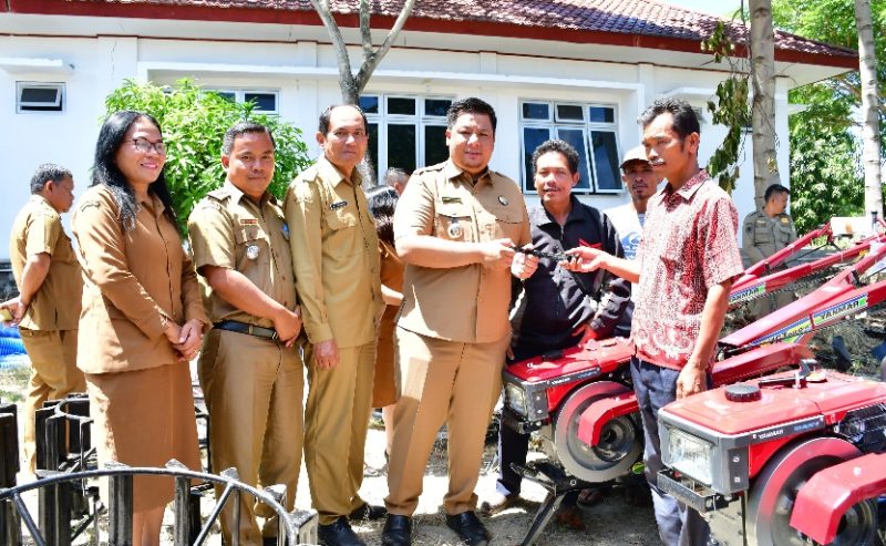 Bupati Samosir Serahkan Bantuan Alsintan Pra Panen kepada 15 Kelompok Tani