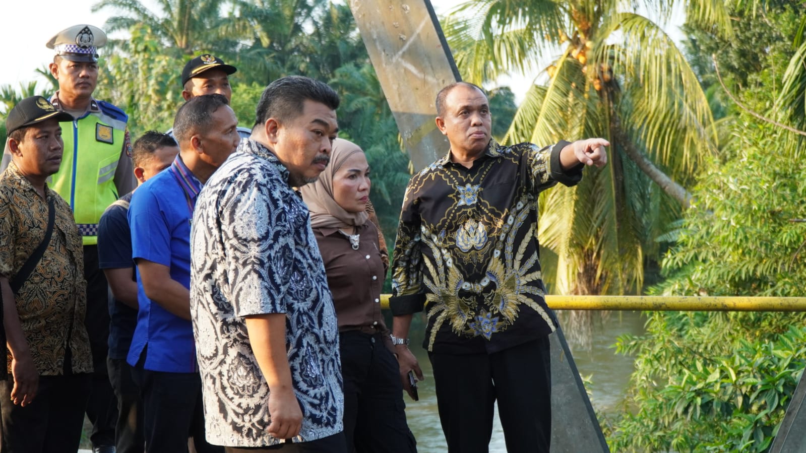 Pj. Bupati Langkat Tinjau Jembatan Sei Batang Serangan yang Roboh