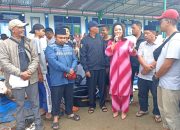 Satika Simamora Serahkan 1 Ekor Sapi Hewan Kurban Untuk Umat Muslim di Tarutung