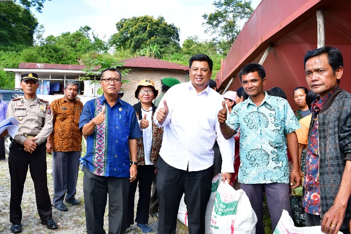 Bupati Samosir Salurkan Bantuan Pupuk untuk Kelompok Tani