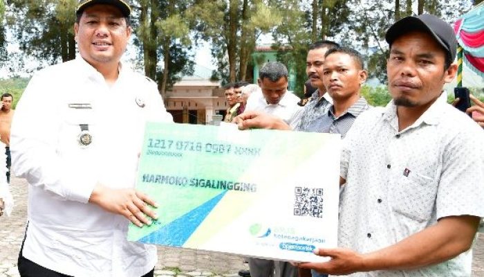 Bupati Samosir Berikan Bantuan BPJS Gratis untuk Pekerja Rentan